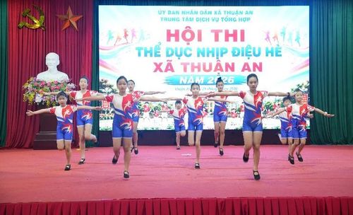 Một tiết mục tại Hội thi thể dục nhịp điệu hè xã Thuận An năm 2026. Ảnh: Vân Thư