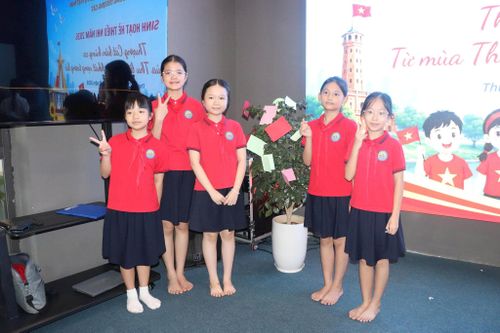 Các em học sinh hào hứng chụp ảnh kỷ niệm bên "Cây ước mơ". Ảnh: PV
