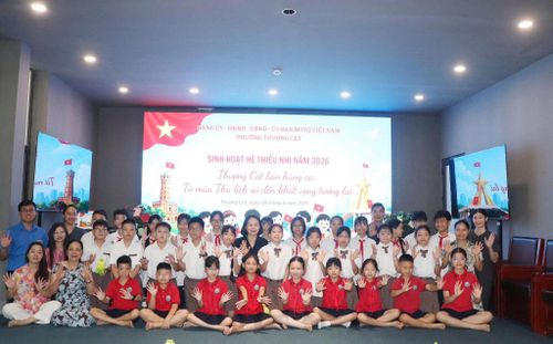 Kết thúc chương trình các em học sinh chụp hình kỷ niệm cùng Ban Tổ chức. Ảnh: PV