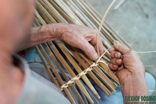 Để hoàn thành một chiếc nơm, người thợ phải trải qua nhiều công đoạn như chẻ tre, vót nan, chuốt mây, uốn vành, bện đầu, bện chân, vô vành và hoàn thiện tay cầm. Mỗi sản phẩm đều được làm hoàn toàn bằng tay.