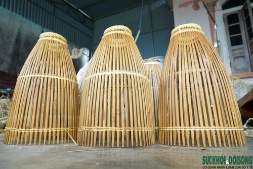  Những chiếc nơm sau khi hoàn thiện được đóng gói để gửi cho khách hàng ở nhiều tỉnh, thành. Hành trình từ chợ quê lên "chợ số" không chỉ mở rộng đầu ra mà còn tiếp thêm hy vọng để làng nghề hơn trăm năm tuổi ở Hoàng Tiến tiếp tục được gìn giữ trong nhịp sống hiện đại.