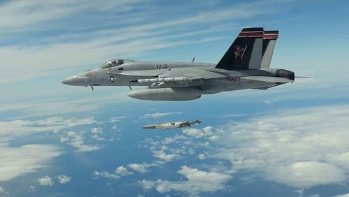 Bên cạnh đó, bom JDAM bị nhận xét dễ bị tổn thương trước hệ thống tác chiến điện tử, điều này ảnh hưởng tiêu cực đến độ chính xác. Ngoài ra bom JDAM LR bay càng lâu thì các hệ thống tác chiến điện tử của Nga càng có nhiều thời gian để tác động lên nó.