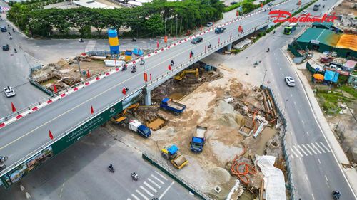 Theo thiết kế, hầm chui có tổng chiều dài khoảng 600m, quy mô 6 làn xe. Trong đó, phần hầm kín dài khoảng 100m, hầm hở khoảng 260m; phần tường chắn và gờ chắn bánh dài khoảng 240m.