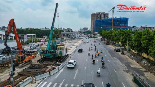 Tại khu vực đường Đàm Quang Trung, hàng rào công trường đã được dựng, các đơn vị triển khai đường dẫn xuống hầm. Việc thi công được tổ chức trong điều kiện các tuyến đường xung quanh vẫn phải duy trì lưu thông, đòi hỏi phương án tổ chức giao thông phù hợp để hạn chế ảnh hưởng đến việc đi lại của người dân.