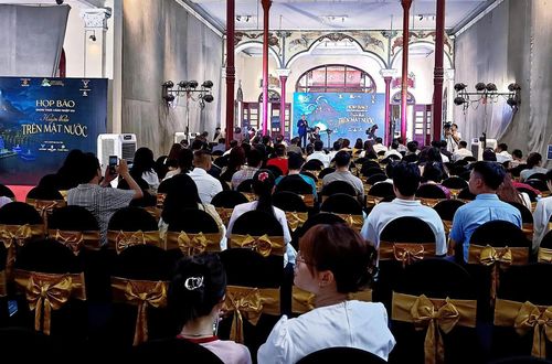 Toàn cảnh buổi họp báo.