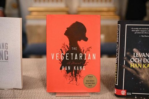  Tác phẩm của nhà văn Han Kang liên tục đoạt các giải thưởng quốc tế lớn như Man Booker, Nobel Văn học năm 2024, tạo nên làn sóng "K-literature" mạnh mẽ. Ảnh: The Asia Business Daily. 