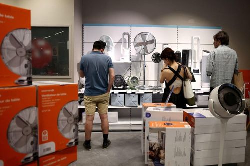  Người dân xem các loại quạt và máy điều hòa tại một cửa hàng đồ gia dụng trong đợt nắng nóng ở Paris, Pháp, ngày 28/5. Ảnh: Reuters. 