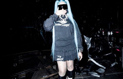  Tóc xanh và phụ kiện đinh tán của North West đang gợi lại thẩm mỹ goth trong thời trang Gen Alpha. Ảnh: @northwest. 