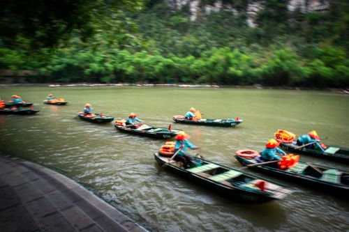 Du khách đổ về Tràng An dịp nghỉ lễ 30/4-1/5.