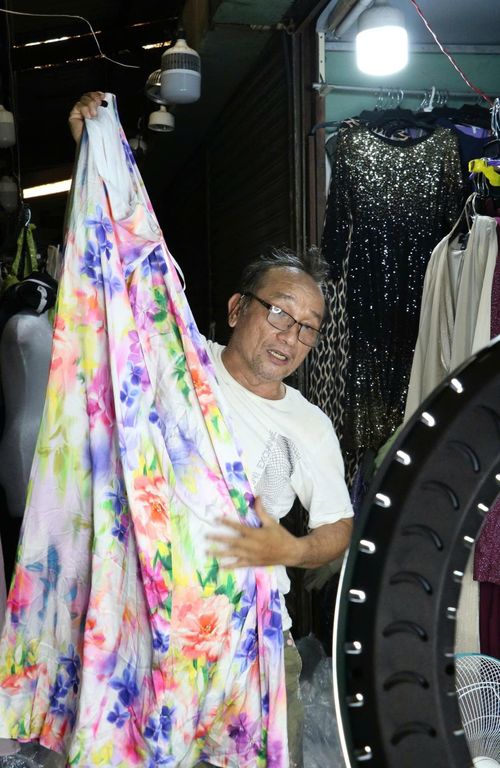 Từ thợ cơ khí thành 'ông già bán đầm đẹp' nổi tiếng ở TP.HCM - Tạp chí Tri  thức