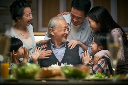  Cha mẹ không cần chúng ta làm những điều lớn lao, mà cần cảm giác mình vẫn còn hiện diện trong cuộc sống của con. Ảnh: Magnific. 