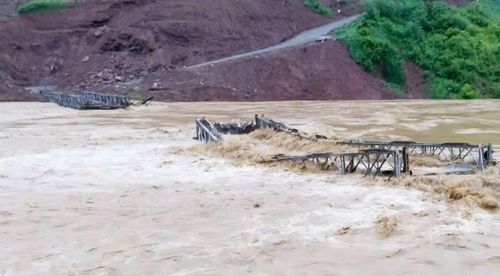 Cầu tạm Yên Hòa, xã Mỹ Lý, Nghệ An bị cuốn mất 2 nhịp, khiến giao thông bị chia cắt. Ảnh: Vi Quý