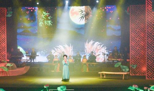 Các thí sinh nhỏ tuổi tự tin thể hiện những làn điệu dân ca Ví, giặm tại vòng chung khảo