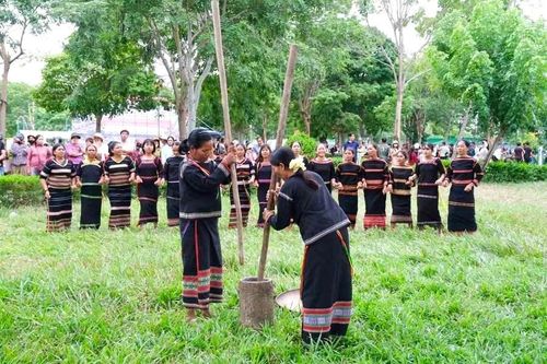Tại ngày hội, không gian sinh hoạt cộng đồng được tái hiện sinh động