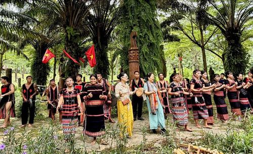 Các tiết mục dân ca, dân vũ là hoạt động điểm nhấn của chương trình "Buôn làng kể chuyện"
