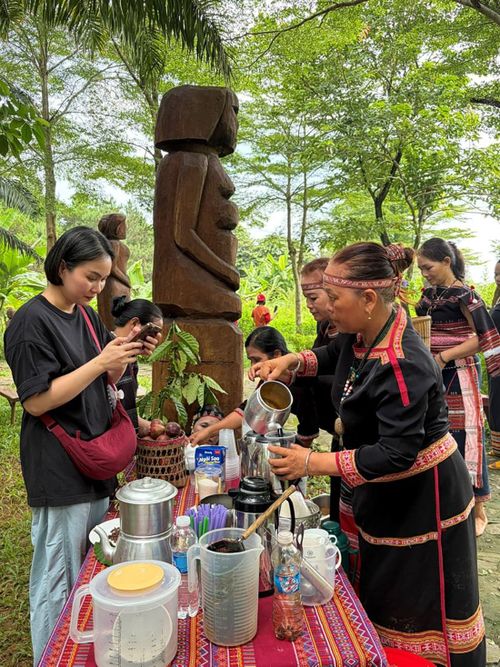 Du khách thưởng thức cà phê và các món ăn đặc trưng Tây Nguyên