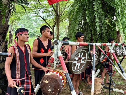 Các tiết mục cồng chiêng sôi động tại chương trình