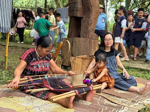 Du khách trải nghiệm nghề dệt truyền thống của đồng bào các dân tộc Tây Nguyên