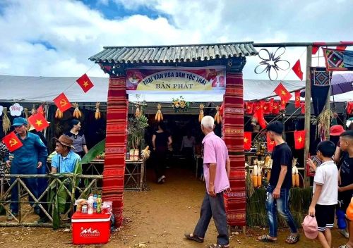 Những trại văn hóa, mâm cơm truyền thống, sản vật đặc trưng được bài trí công phu, kể câu chuyện về đời sống, phong tục và sự mến khách của người dân biên giới