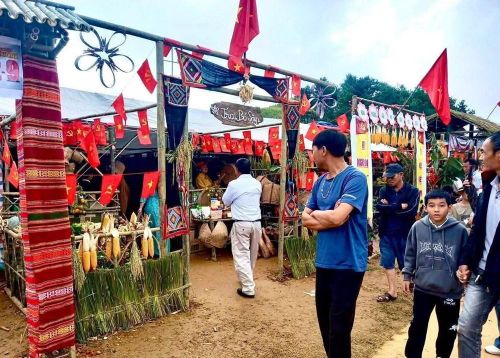 Tâm điểm là Phiên chợ vùng cao biên giới với gần 100 gian hàng. Giữa không gian đại ngàn, du khách được dạo bước trong sắc màu thổ cẩm, thưởng thức ẩm thực vùng cao nóng hổi, nếm thử đặc sản Mộc Châu và khám phá những sản phẩm độc đáo đến từ Lào, Thái Lan