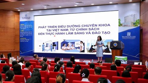 Báo cáo viên chia sẻ nội dung chuyên môn. (Ảnh: Bệnh viện cung cấp)