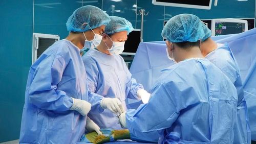 Ê-kíp thực hiện ca phẫu thuật thay khớp háng bán phần tại Bệnh viện đa khoa Vũng Tàu. (Ảnh: Bệnh viện cung cấp)