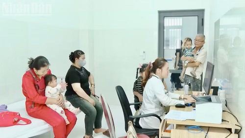 Bác sĩ luân phiên khám bệnh cho người dân tại Đặc khu Côn Đảo. (Ảnh: KHANG ANH)