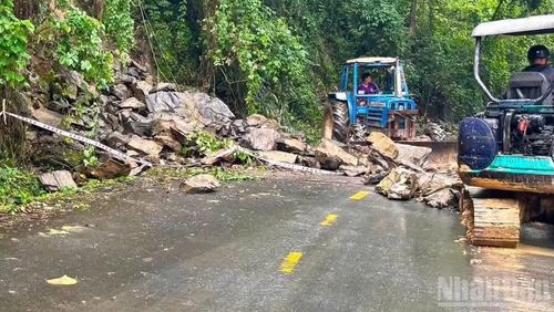 Chính quyền địa phương huy động người và phương tiện tổ chức khắc phục sạt lở đất nhằm bảo đảm lưu thông qua đèo Con Ó.
