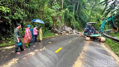 Chính quyền địa phương khuyến cáo người dân hạn chế lưu thông qua các khu vực đèo, đường dốc khi điều kiện thời tiết không thuận lợi.