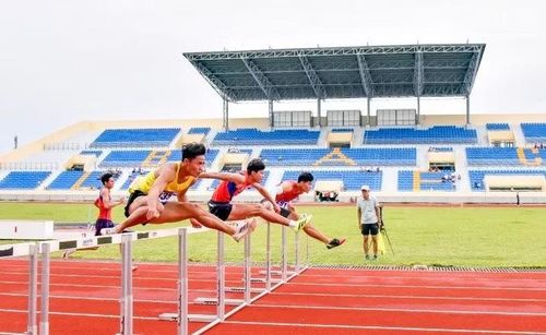 Các vận động viên tranh tài quyết liệt tại chung kết 110m rào nam U23. (Ảnh: HỮU THỌ).