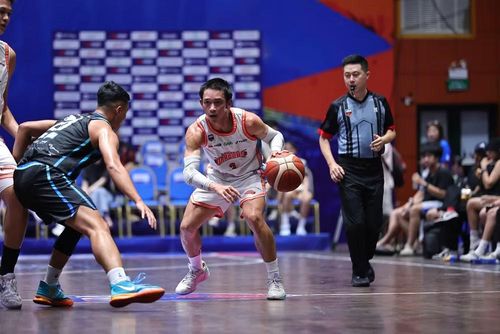 Nguyễn Toàn Anh nỗ lực giúp Danang Dragons bám đuổi ở nửa sau trận. (Ảnh: VBA)