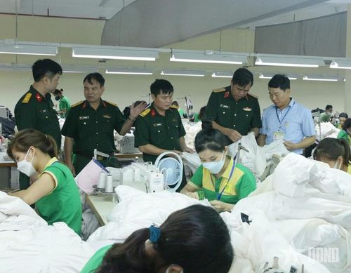  Kiểm tra hoạt động sản xuất tại Công ty Cổ phần X20 của đoàn kiểm tra Tổng cục Hậu cần-Kỹ thuật. Ảnh: HÀNH CHÍNH