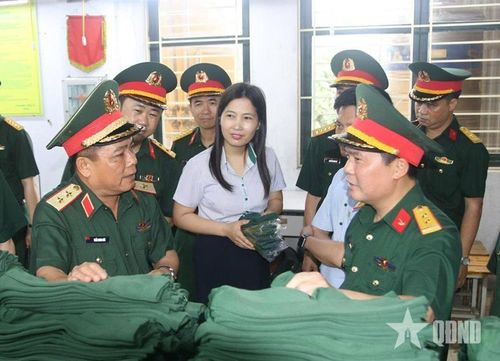  Thủ trưởng Tổng cục Hậu cần-Kỹ thuật kiểm tra hoạt động sản xuất tại Công ty Cổ phần X20. Ảnh: HÀNH CHÍNH