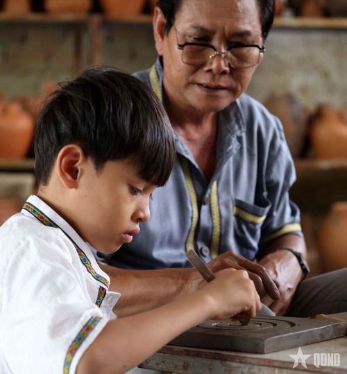 Việc truyền nghề làm gốm Bàu Trúc cho con trai là một bước chuyển mình mang tính lịch sử tại làng gốm cổ này, vốn nổi tiếng với truyền thống mẫu hệ.