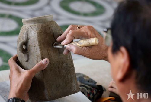 Kỹ thuật khắc hoa văn trên các sản phẩm gốm Bàu Trúc đòi hỏi tay nghề cao.