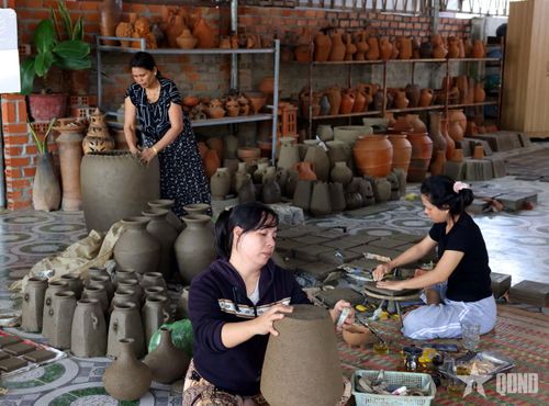 Nghệ thuật làm gốm của người Chăm (tiêu biểu là gốm Bàu Trúc) được UNESCO ghi danh là di sản văn hóa phi vật thể cần bảo vệ khẩn cấp.