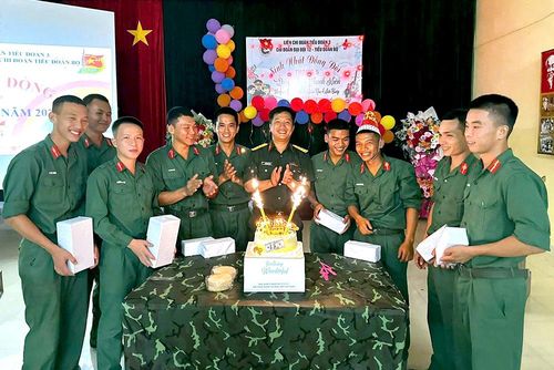 Hoạt động “Sinh nhật đồng đội” mang đến tình cảm ấm áp giữa cán bộ, chiến sĩ Đại đội 12, Tiểu đoàn 3, Trung đoàn 1.