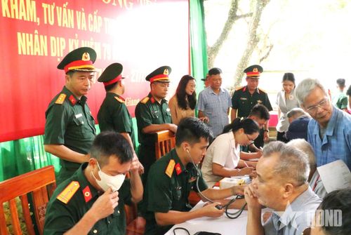 Quân y tổ chức khám bệnh cho nhân dân.