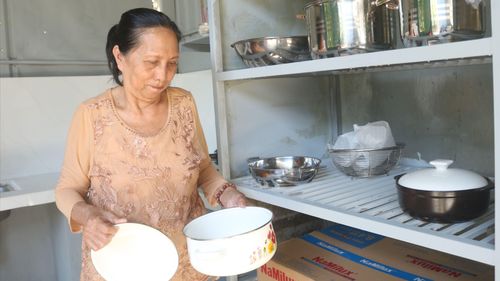 Bà Nguyễn Thị Thắm bên căn bếp mới do Hội LHPN phường Tân Thới Hiệp trao tặng (ẢNH: MẪN NHI)