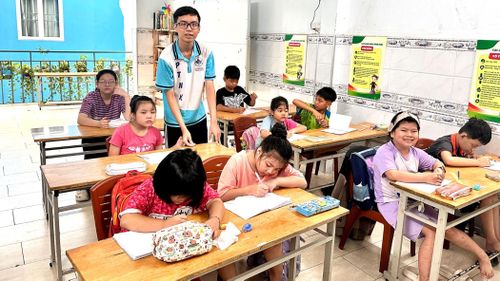 Thành viên của dự án Nắng cao nguyên trong giờ lên lớp tại Trường Phổ cập phường Thạnh Mỹ Tây (ẢNH: HỒ SƠN)
