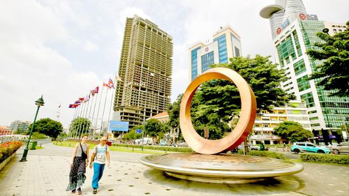 Biểu tượng Hữu nghị Quốc tế TPHCM đặt tại Công viên Bến Bạch Đằng, phường Sài Gòn, TPHCM (ẢNH: DŨNG PHƯƠNG)