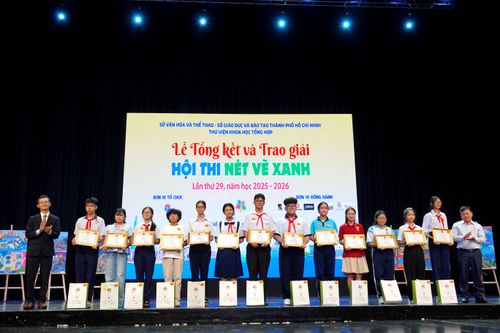  Các em học sinh THCS (bảng C) được trao giải nhất và giải nhì thể loại vẽ tranh trên giấy A3. Ảnh: THÚY BÌNH 