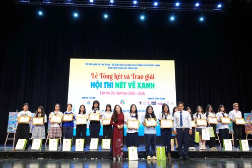  Các thí sinh khối THPT (bảng D) nhận các giải thưởng tại Lễ tổng kết và trao giải Hội thi Nét vẽ xanh lần thứ 29. Ảnh: THÚY BÌNH 