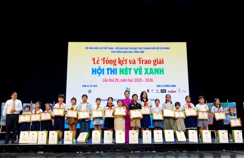  Ban tổ chức trao giải nhất và giải nhì cho các em học sinh tiểu học (bảng B). Ảnh: THÚY BÌNH 