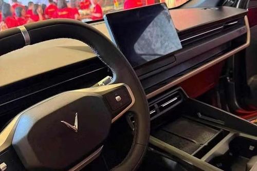 Bên cạnh đó là vô lăng vát 2 đầu, tích hợp nút cuộn và một số phím chức năng. Cần số của xe được đặt phía sau vô lăng theo xu hướng đang thịnh hành trong làng ô tô thế giới. Đặt nổi trên mặt táp-lô là màn hình cảm ứng trung tâm khá lớn, dự kiến có kích thước khoảng 15 inch. Trong khi đó, cụm điều khiển trung tâm của xe sở hữu kích thước nối liền thay vì tách rời như bản concept.