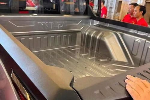 Tiếp theo đó là sự xuất hiện của cụm đèn pha hình thang ở hai góc đầu xe với kích thước khá lớn. Cản trước cũng đã được làm mới và có thêm hốc gió hình chữ nhật. Trong khi đó, ốp cản trước màu bạc của phiên bản concept đã bị loại bỏ trên VinFast VF Wild thương mại. Nằm sát với nắp ca-pô vẫn là dải đèn LED định vị ban ngày hình cánh chim đặc trưng của thương hiệu VinFast.