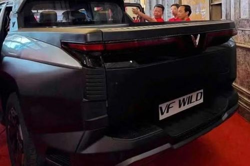 Khác với đầu xe, khu vực phía sau của VinFast VF Wild không thay đổi nhiều so với phiên bản concept. Tại đây, xe vẫn sở hữu cụm đèn hậu hình cánh chim, tạo sự tương đồng với đầu xe, và cản sau đi kèm ốp màu bạc. Hai bên thùng sau có thêm bậc bước chân tương tự đối thủ như Ford Ranger.