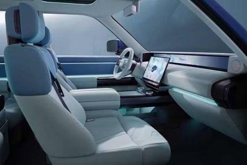 Ngoài hệ truyền động điện hóa, mẫu SUV này còn được trang bị nhiều công nghệ phục vụ khả năng vận hành trên địa hình khó như hệ thống treo khí nén hai khoang, khóa vi sai cơ khí phía trước, khóa vi sai trung tâm điều khiển điện tử và vi sai hạn chế trượt ở cầu sau.