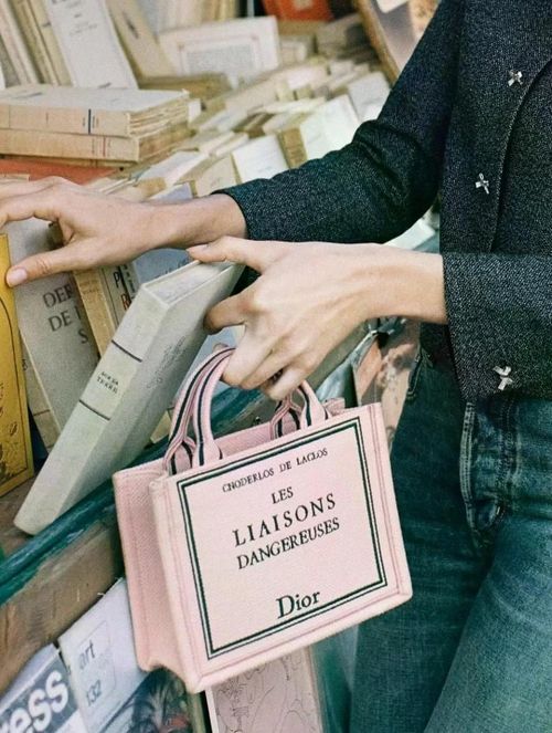 Dior biến hóa mẫu túi Dior Book Tote trứ danh thành bộ sưu tập "Book Covers". (Ảnh: Dior)