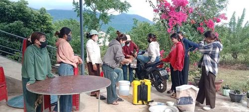 Học viên thực hành vệ sinh chuồng trại.
